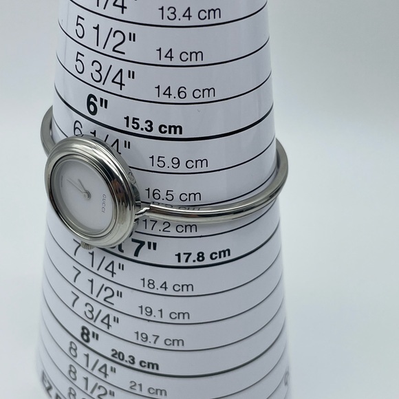 Gucci Women's Watch with Interchangeable Colored Bezels - Picture 4 of 10